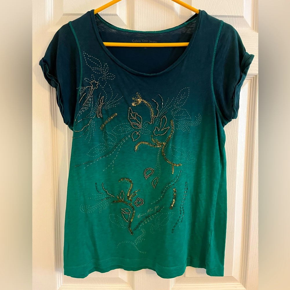 Deep neckline t-shirt with beaded / sequined design